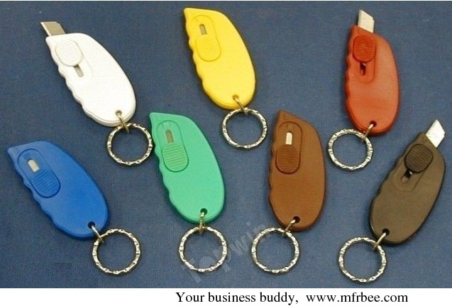 multifunctional_keychain_with_mini_cutter