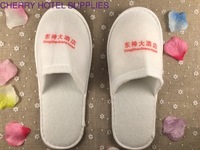 Custom disposable white pull plush hotel slippers