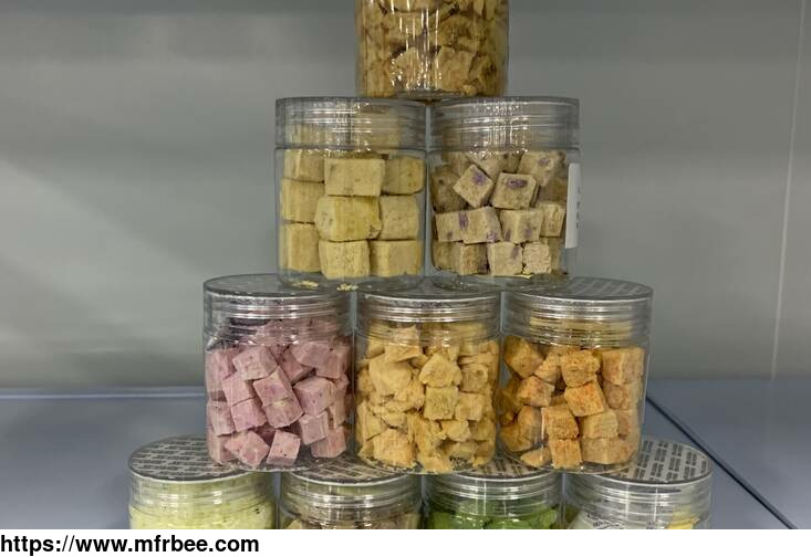 freeze_dried_red_dragon_fruit_cubes_and_chicken_for_dogs_and_cats