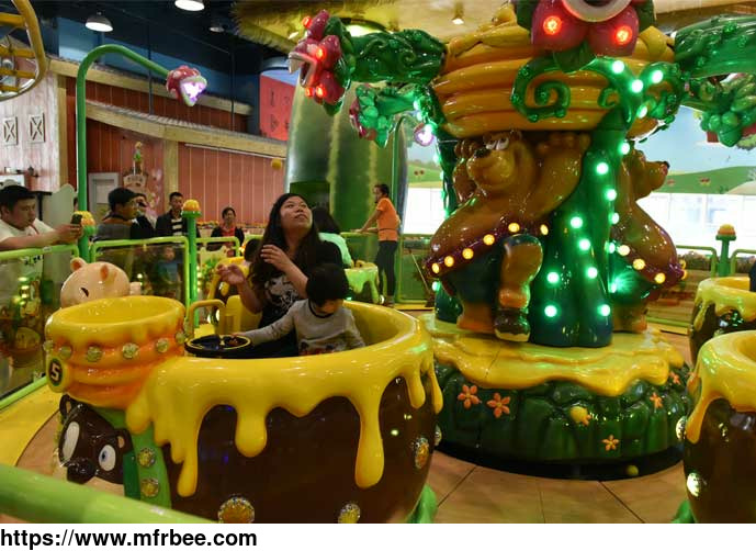 bear_and_honey_looking_spinning_cups_ride