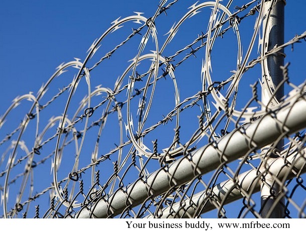 _barbed_wire_fence_with_razor_wire_chain_link_for_high_security