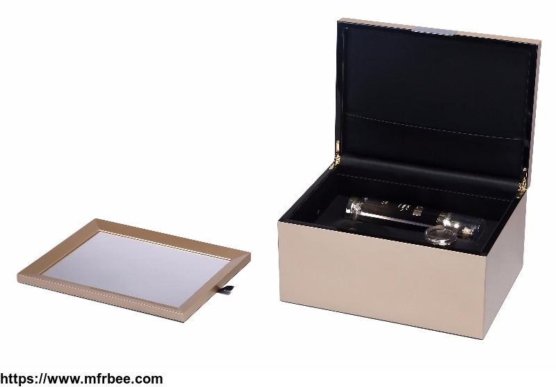 luxury_glossy_lacquered_wooden_makeup_packaging_and_cosmetic_box