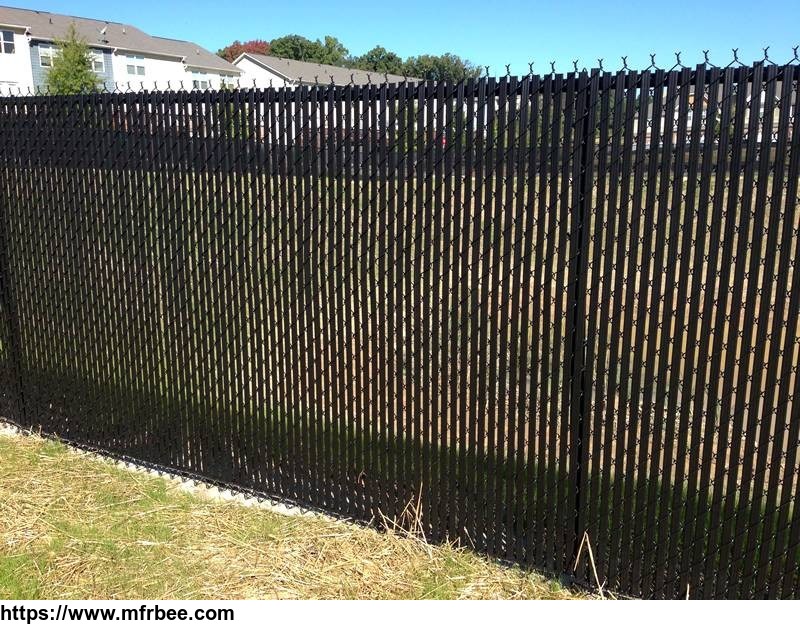 chain_link_fence_with_slat