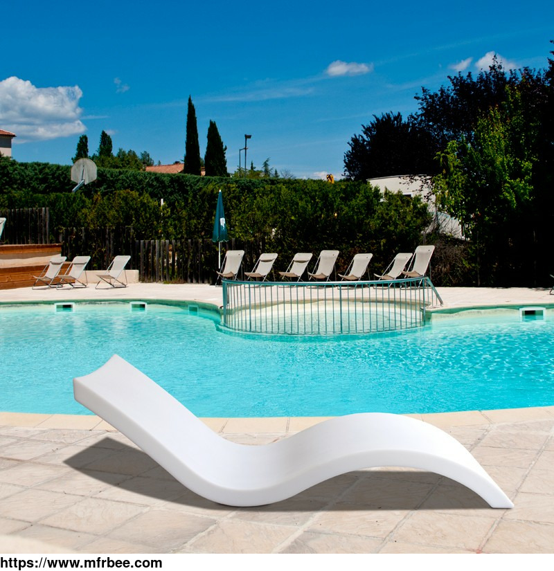 swimming_pool_chaise_ledge_pool_furniture_in_pool_chair