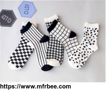 fashion_lovers_plover_case_black_and_white_socks