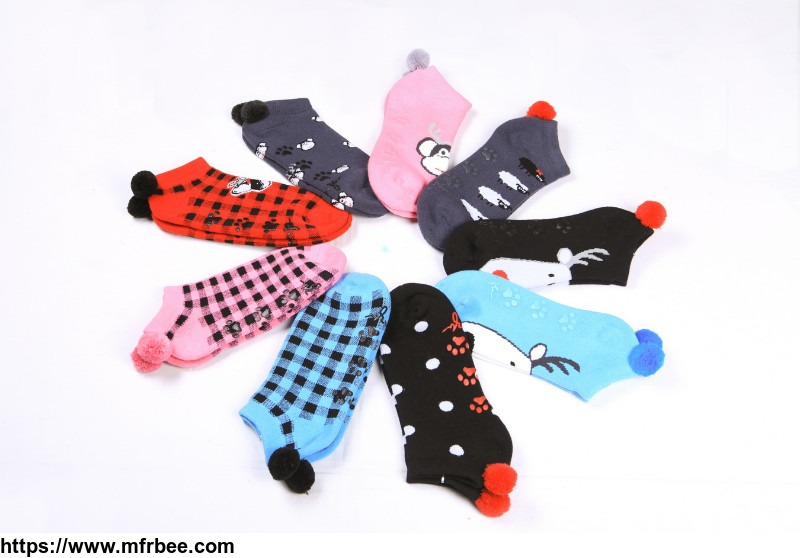 women_s_144n_full_cushion_sport_low_cut_socks_with_pom_pom_and_with_non_skids