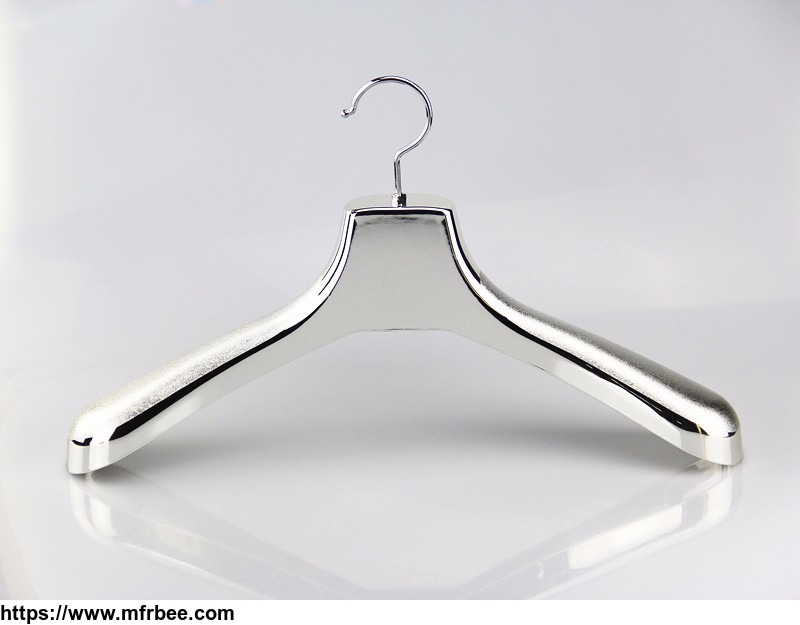 silver_plastic_hangers_for_leather_and_fur_coat_hangers