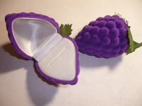more images of Grapes Shaped Flocking Ring Box