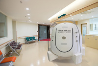 Unique Design 4 people use Sitting Hyperbaric Chamber STM2000 (SIZE: 200x180x200cm)