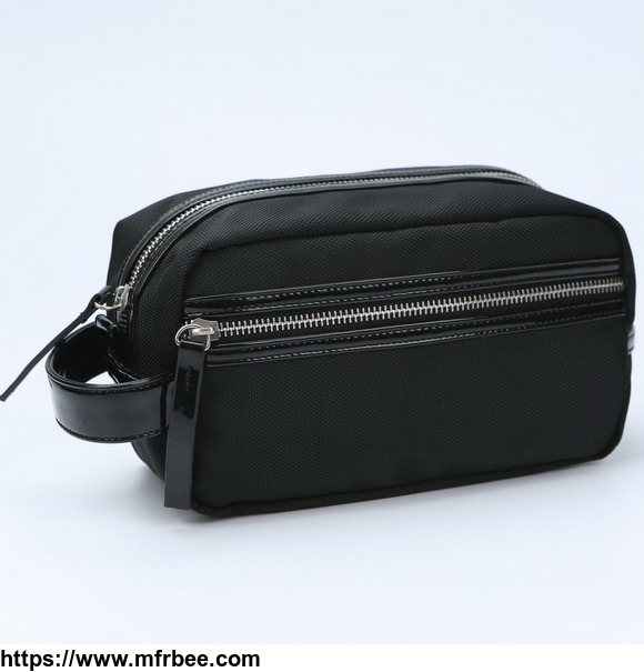 essential_travel_cosmetic_bag_with_hanger